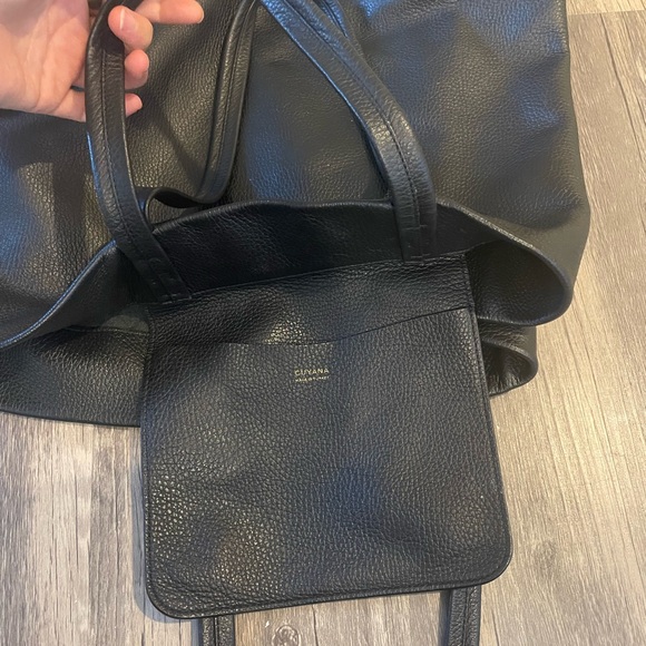 Cuyana Classic Easy Tote in Black - Picture 4 of 5